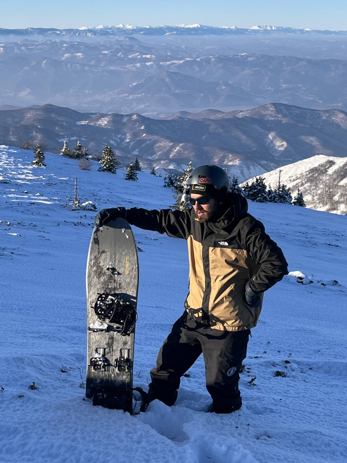 Portret nasmejanog snowboard instruktora Trajka Marinkovića na Kopaoniku