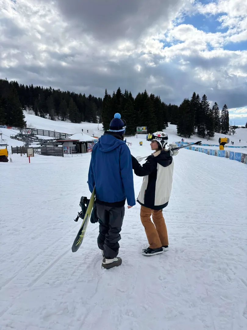 Instruire Snowboard pentru Adolescenți (13–18 ani) pe Kopaonik — Abordare Dinamică